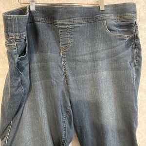 Torrid elastic waist jeans. Size 4